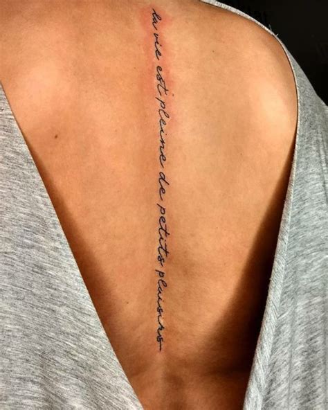 columna tatuaje frase espalda|Las 55 mejores frases para tatuarse en la espalda, el。